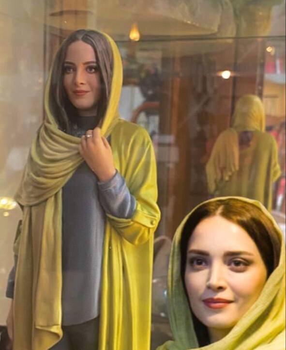 (عکس) رونمایی بهنوش طباطبایی از مجسمه‌اش در منزل مادرش!