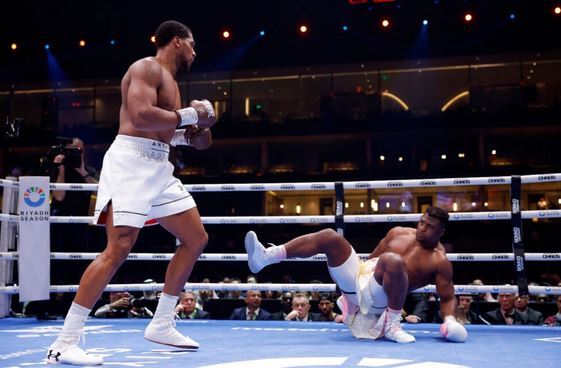 آنتونی جاشوا در راند دوم فرانسیس انگانو را ناک اوت کرد