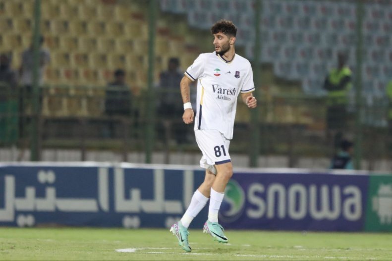 حادثه بسیار تلخ برای ستاره نساجی؛ مصدومیت شدید آریا برزگر فوتبالیست آریا برزگر با لباس ورزشی سفید