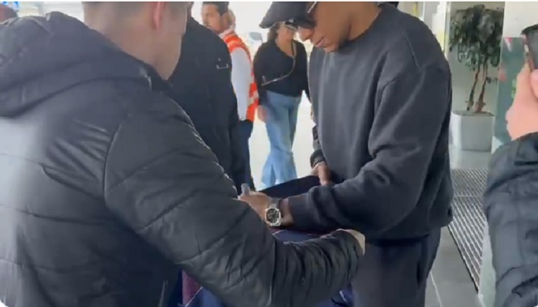 (ویدئو) امباپه به فرودگاه بارسلون رسید