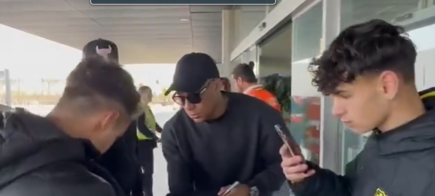 (ویدئو) امباپه به فرودگاه بارسلون رسید