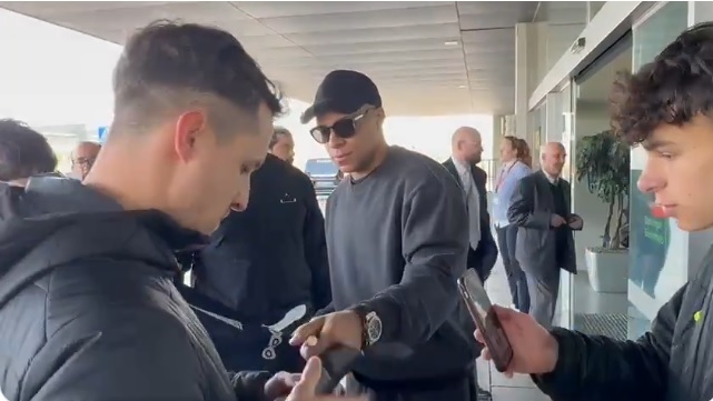 (ویدئو) امباپه به فرودگاه بارسلون رسید