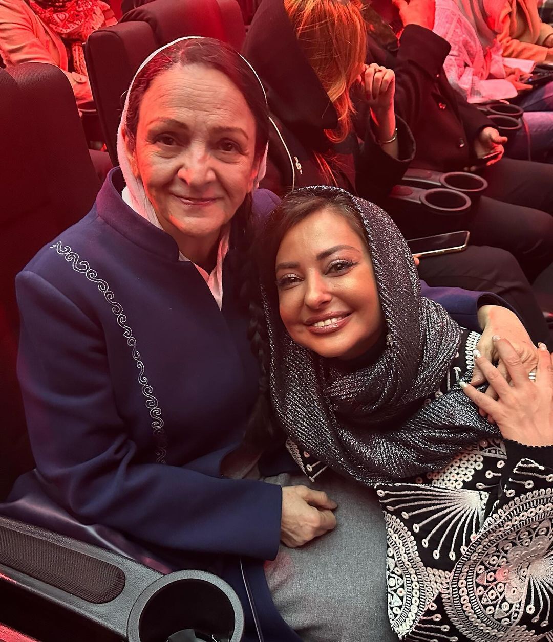 (عکس) ذوق شدید خانم بازیگر در مراسم حافظ و جلوی دوربین