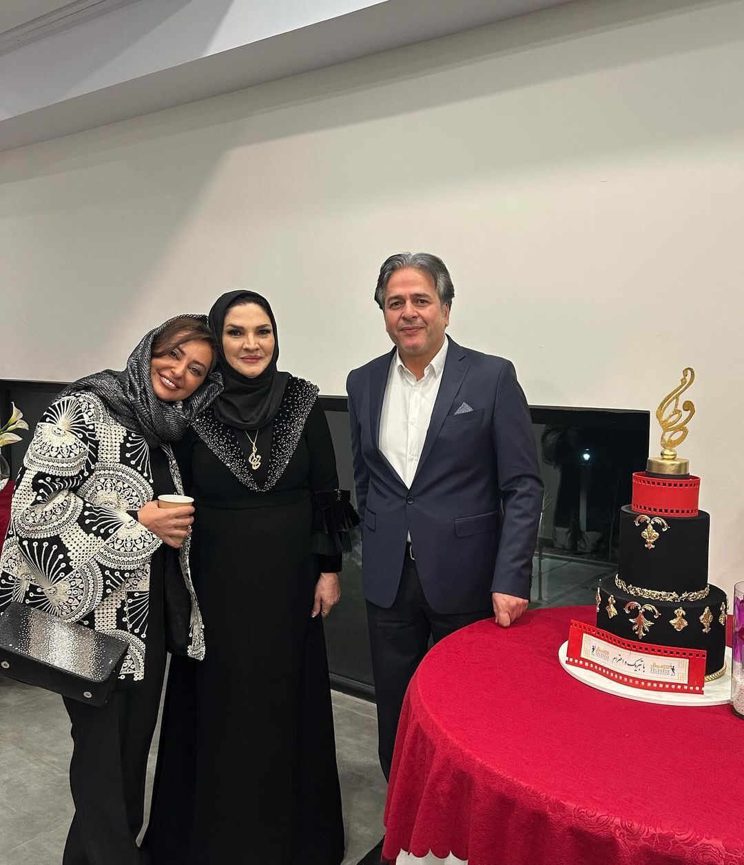 (عکس) ذوق شدید خانم بازیگر در مراسم حافظ و جلوی دوربین