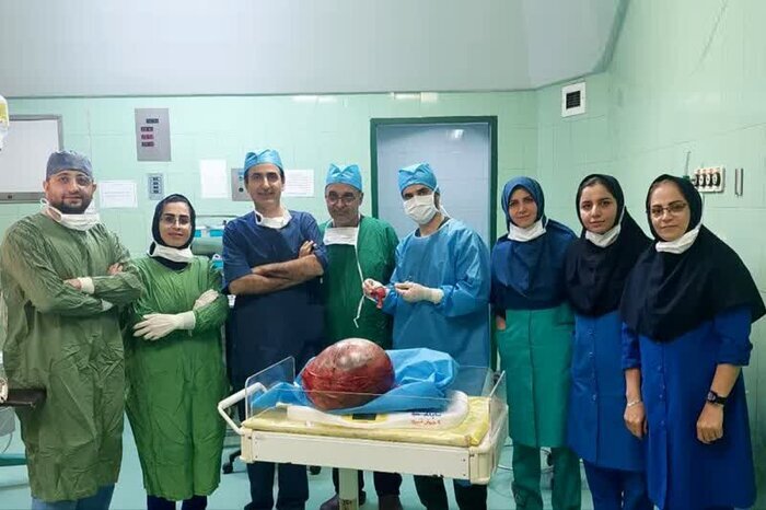 (ویدئو) توده ۶ کیلویی از شکم بیمار آملی خارج شد