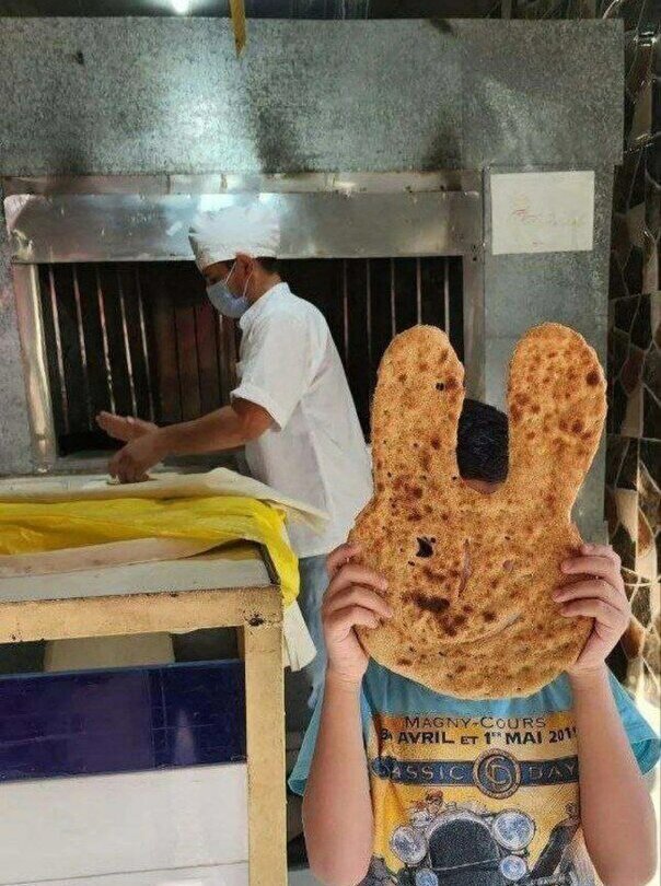 (عکس) خلاقیت جالب نانوای کرمانی برای کودکان