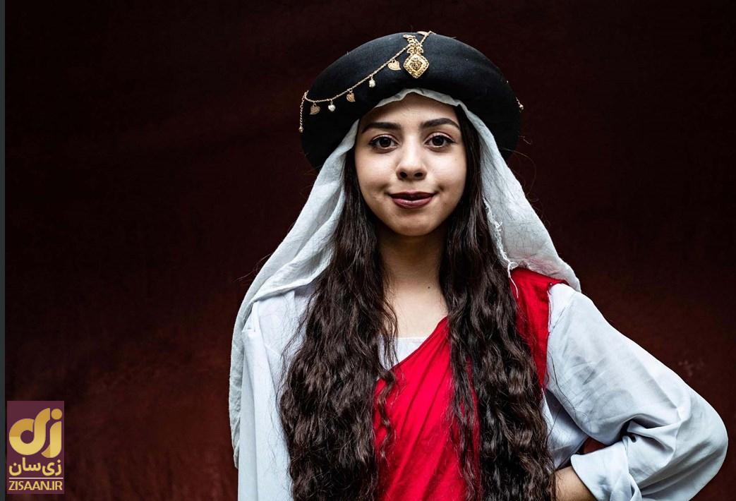 زنی در لباس کردی