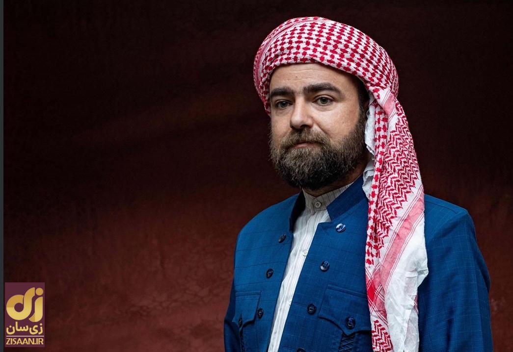 مردی با لباس کردی