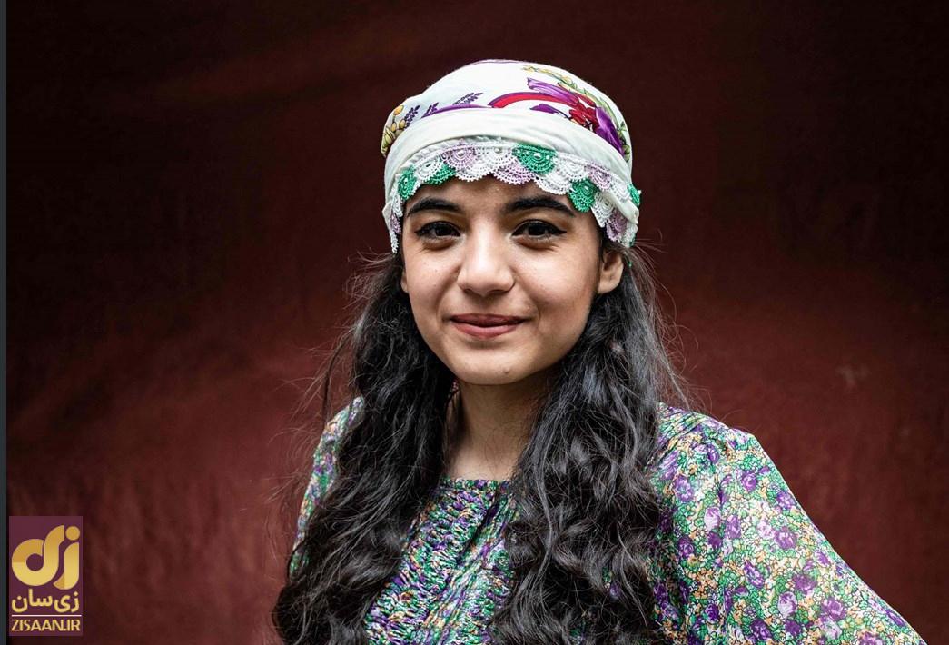 زنی با لباس کردی