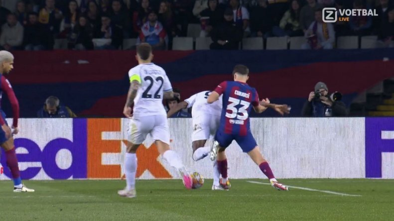 صحنه جنجال در بارسا-ناپولی/ تصمیم داور درست بود؟