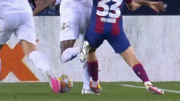 صحنه جنجال در بارسا-ناپولی/ تصمیم داور درست بود؟