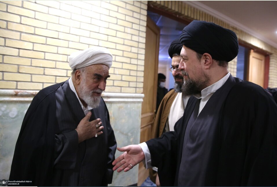(عکس) سیدحسن خمینی و برادرش درحال گپ‌وگفت با رئیس دفتر رهبری