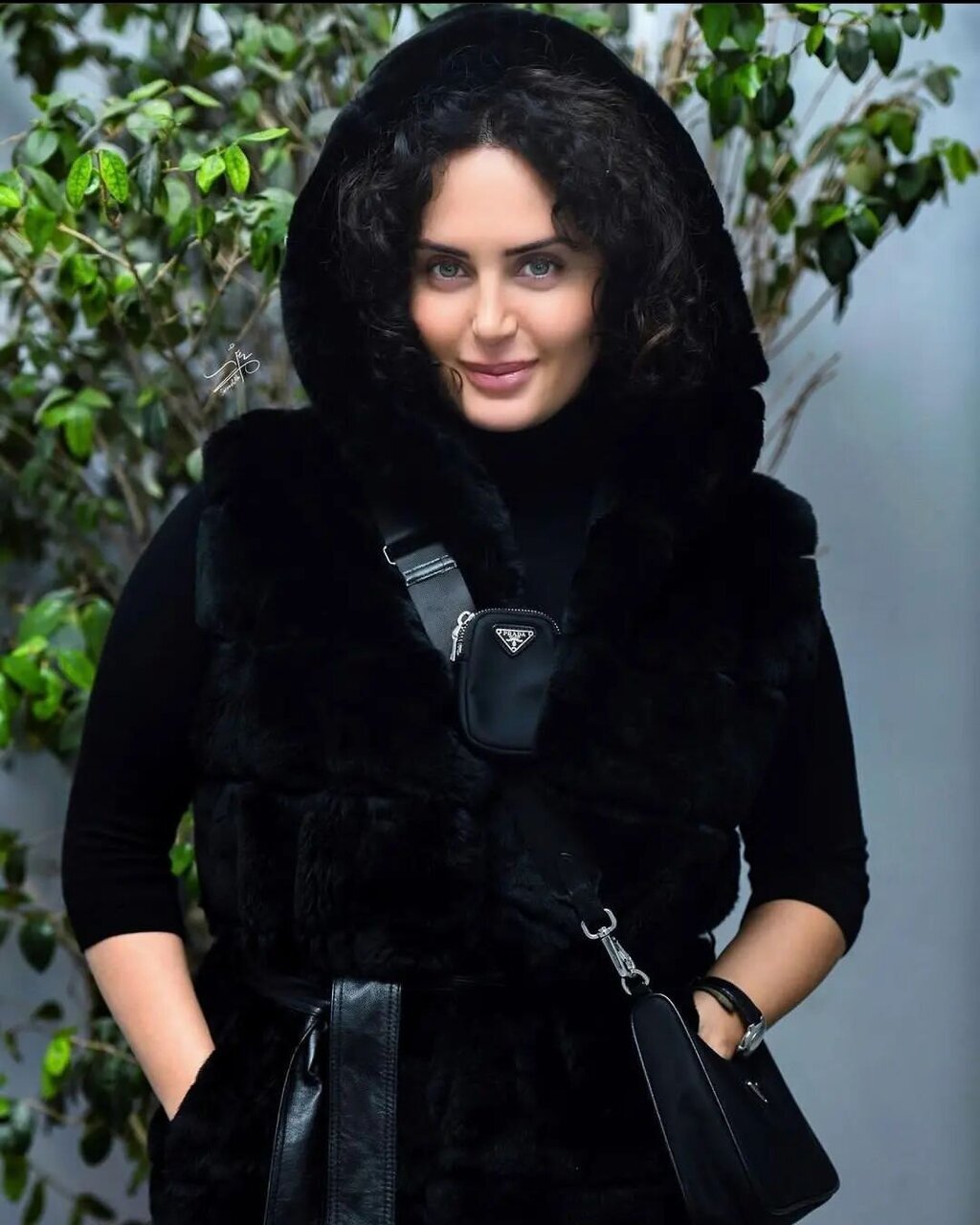 (تصاویر) الناز شاکردوست با کیف ۱۲۰ میلیون تومانی در تماشای تئاتر