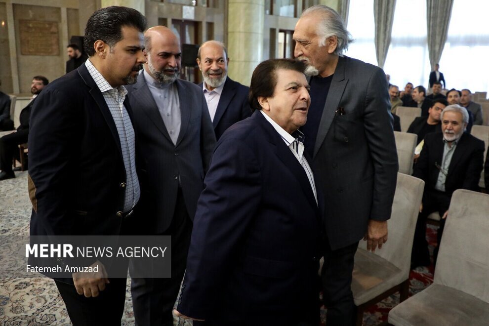 (عکس) عباس قادری در دیدار اهالی فرهنگ و هنر با رئیس جمهور