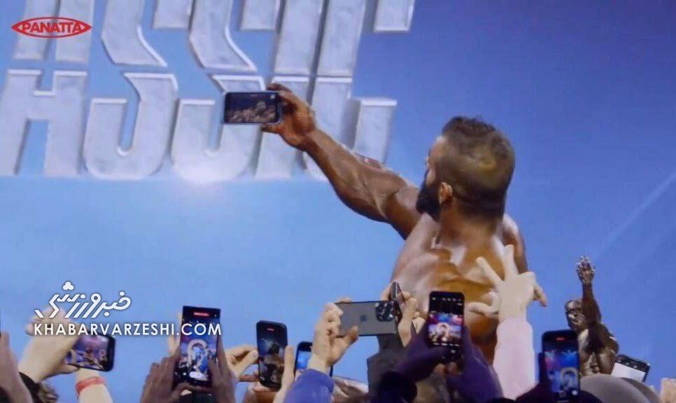 سلفی هادی چوپان با طرفدارانش پس از قهرمانی