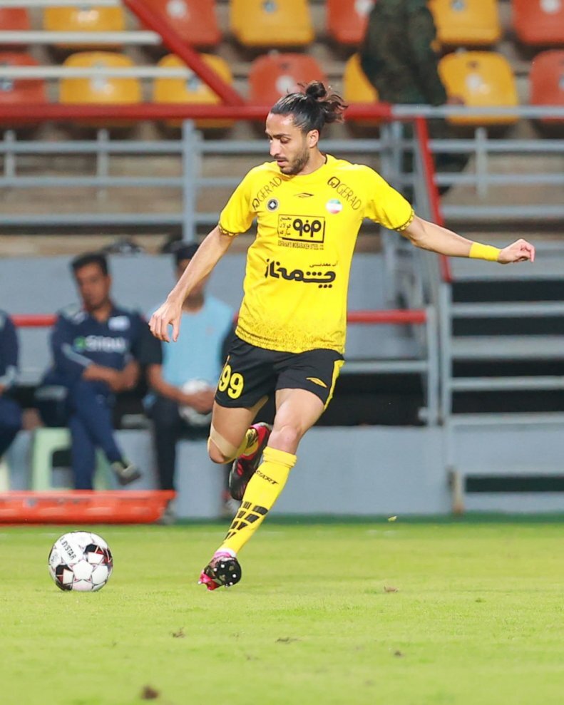 مصاحبه جنجالی سیاوش یزدانی علیه همتیمیهای سابقش؛ قرص افسردگی، خیانت و گریه در تمرین! سیاوش یزدانی با پیراهن زرد سپاهان