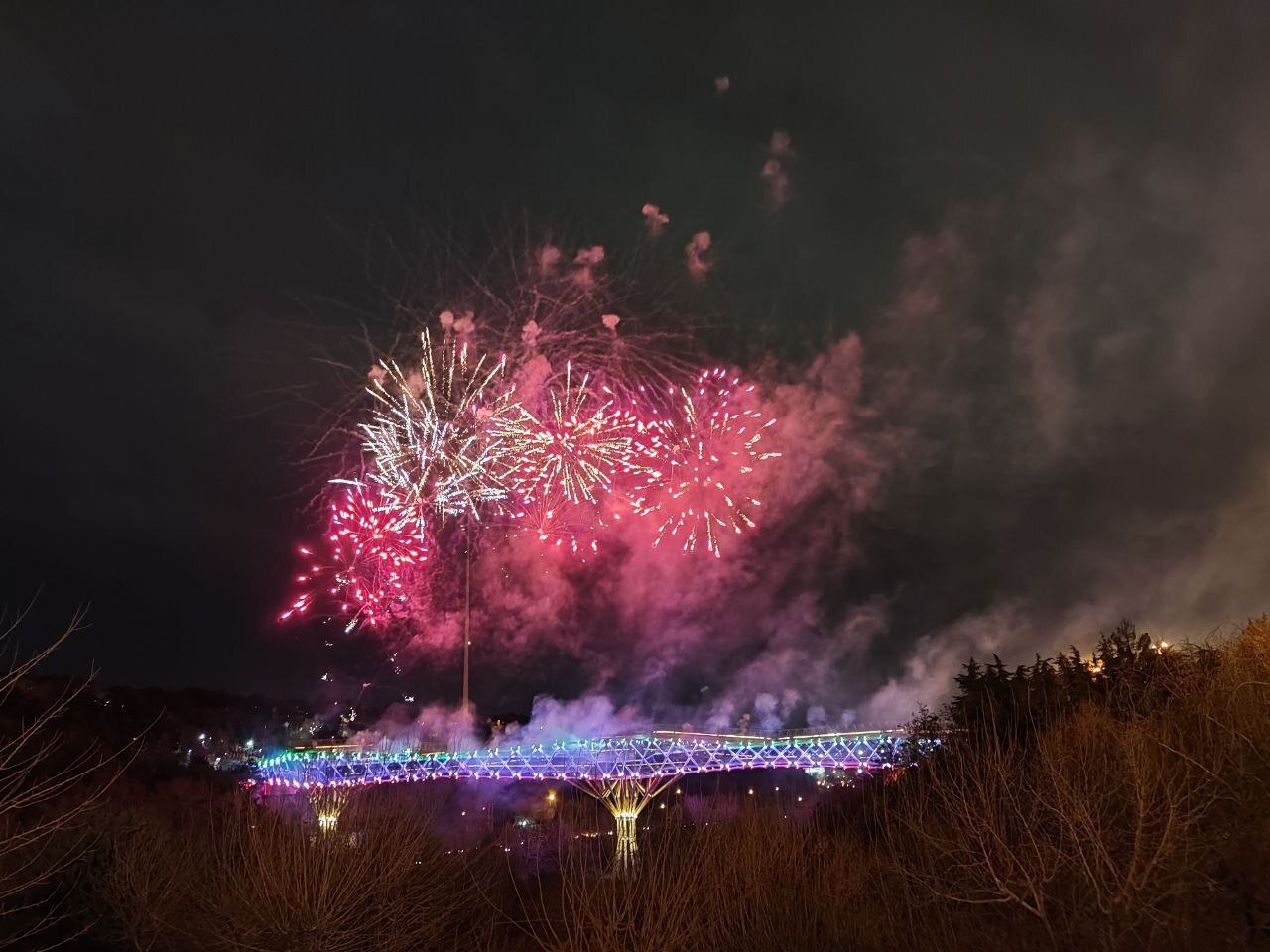 (تصاویر) تصاویری از نورافشانی در پل طبیعت تهران همزمان با شب سال نو (تصاویر) تصاویری از نورافشانی در پل طبیعت تهران همزمان با شب سال نو