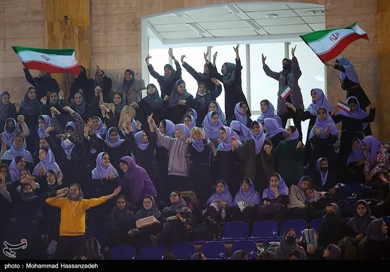 (عکس) تصاویری از ژست‌های جالب دختران «رای اولی» تهران