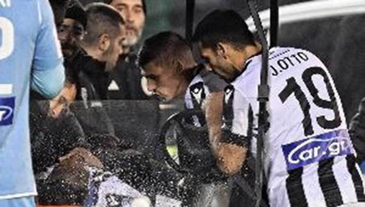 (تصاویر) بازیکن سابق چلسی زبانش را قورت داد!