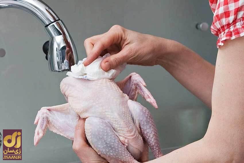 آیا قبل از پختن مرغ باید آن را شُست؟ بیایید یک کار بیهوده را کنار بگذارید!