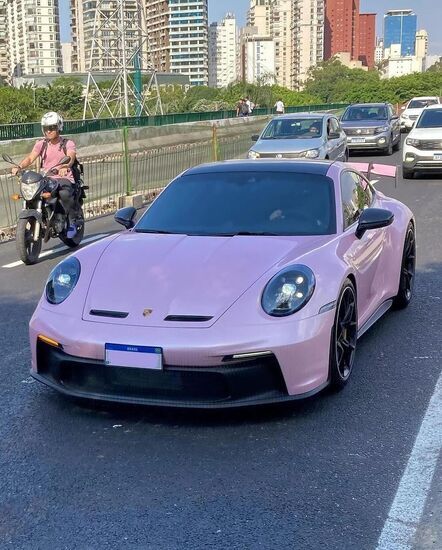 (عکس) پورشه ۹۱۱ جی تی ۳ در رنگ کاملا زنانه!