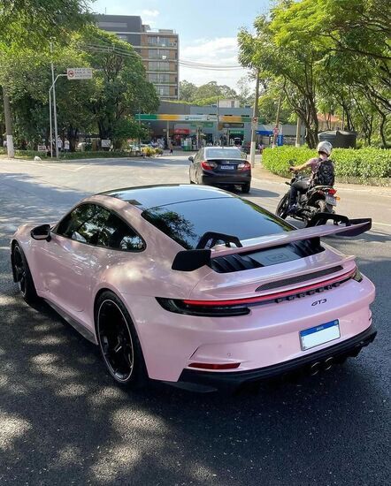 (عکس) پورشه ۹۱۱ جی تی ۳ در رنگ کاملا زنانه!