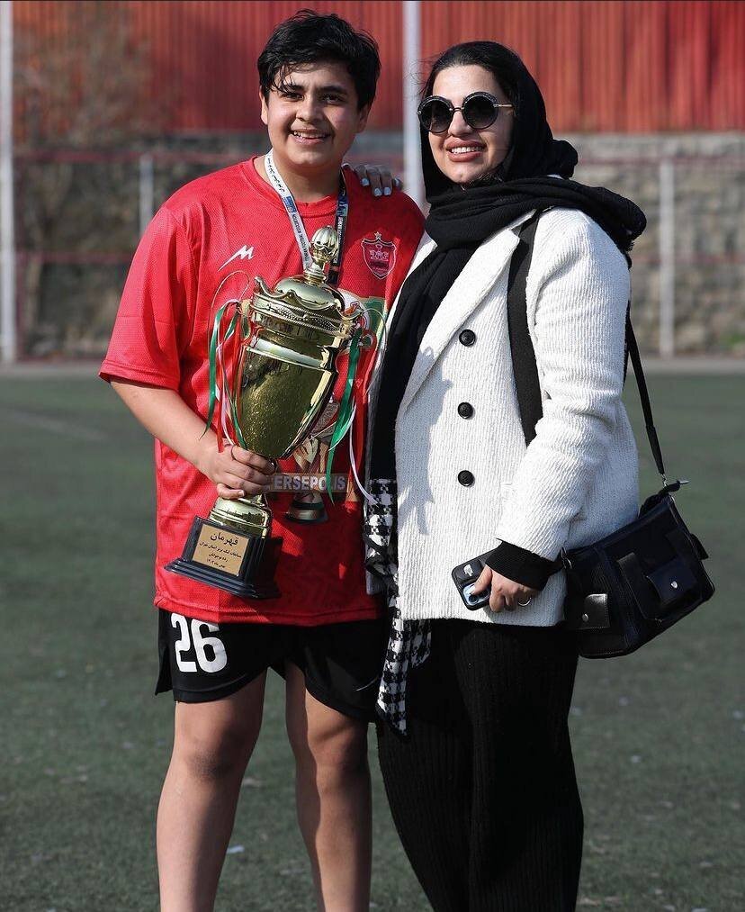 (عکس) همسر هادی نوروزی در مراسم اهدای کاپ