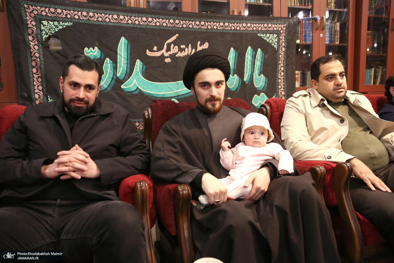 (عکس) عکس جدید از ایران خمینی در آغوش پدرش (عکس) عکس جدید از ایران خمینی در آغوش پدرش