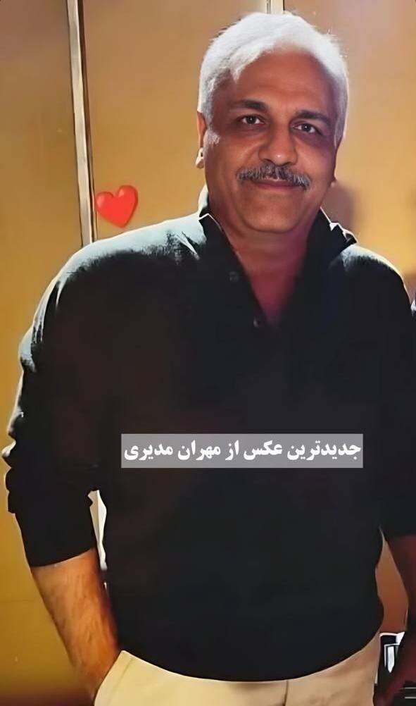 (عکس) ژست جالب مهران مدیری مقابل در آسانسور در محل کارش