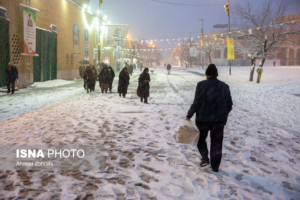 (تصاویر) بارش نخستین برف زمستانی در قم