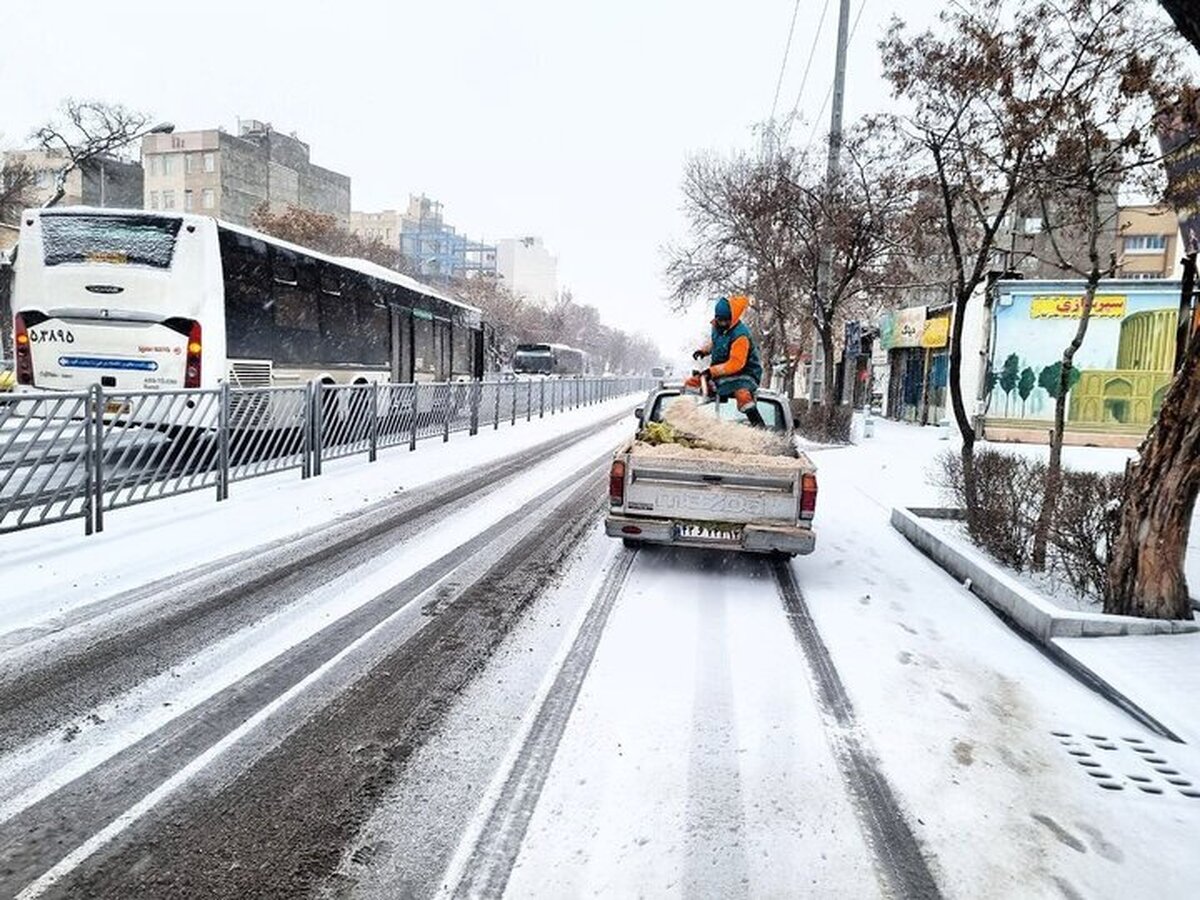 شاهکار آموزش و پرورش در روز برفی مشهد / بچه‌ها باید سختی بکشند تا تربیت شوند!