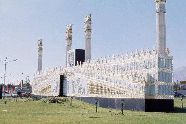 (عکس) تخت جمشید وسط میدان ونک تهران؛ ۵۲ سال قبل