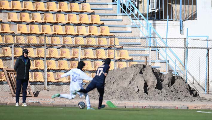 (عکس) خطر سقوط درون چاه در لیگ فوتبال بانوان ایران!