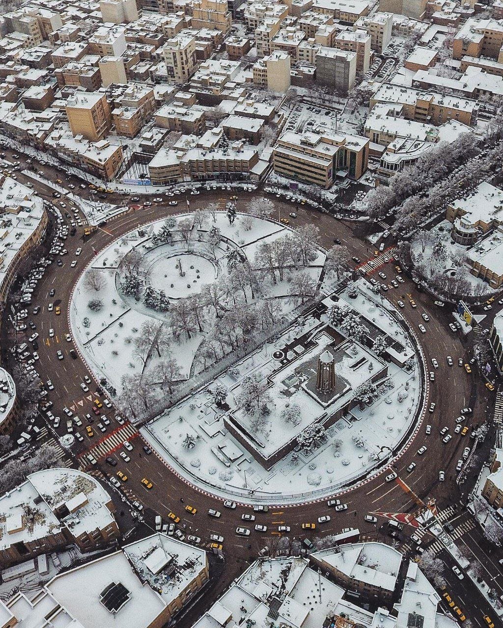 (عکس) آرامگاه ابوعلی سینا در یک روز برفی