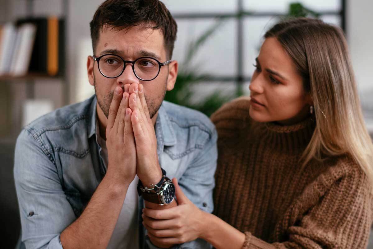 این مرد در رابطه اعتماد به نفس پایینی دارد + 7 نشانه جدی