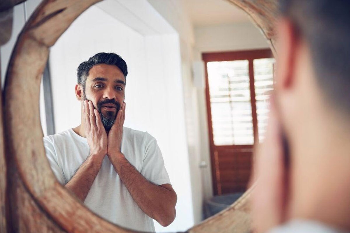 این مرد در رابطه اعتماد به نفس پایینی دارد + 7 نشانه جدی