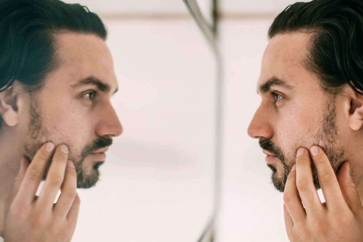 این مرد در رابطه اعتماد به نفس پایینی دارد + 7 نشانه جدی