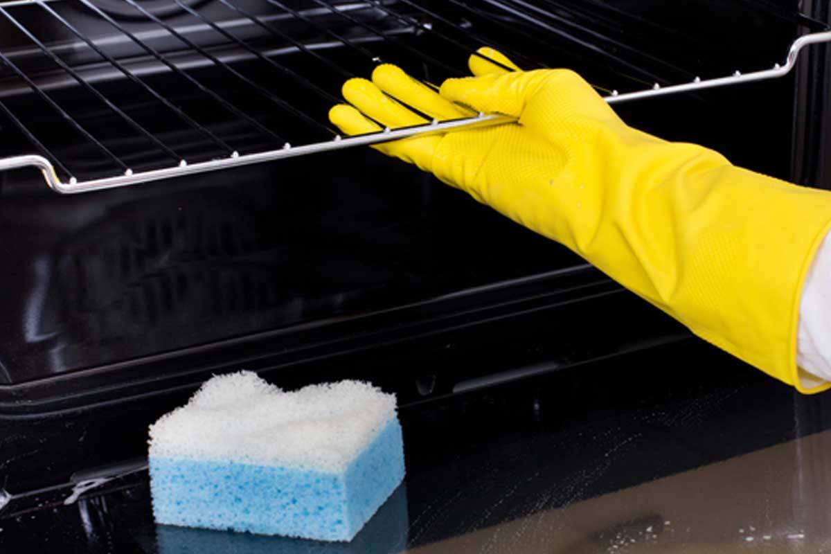 تمیز کردن فر در خانه، به شیوه سوپرحرفه‌ای‌ها امّا ساده