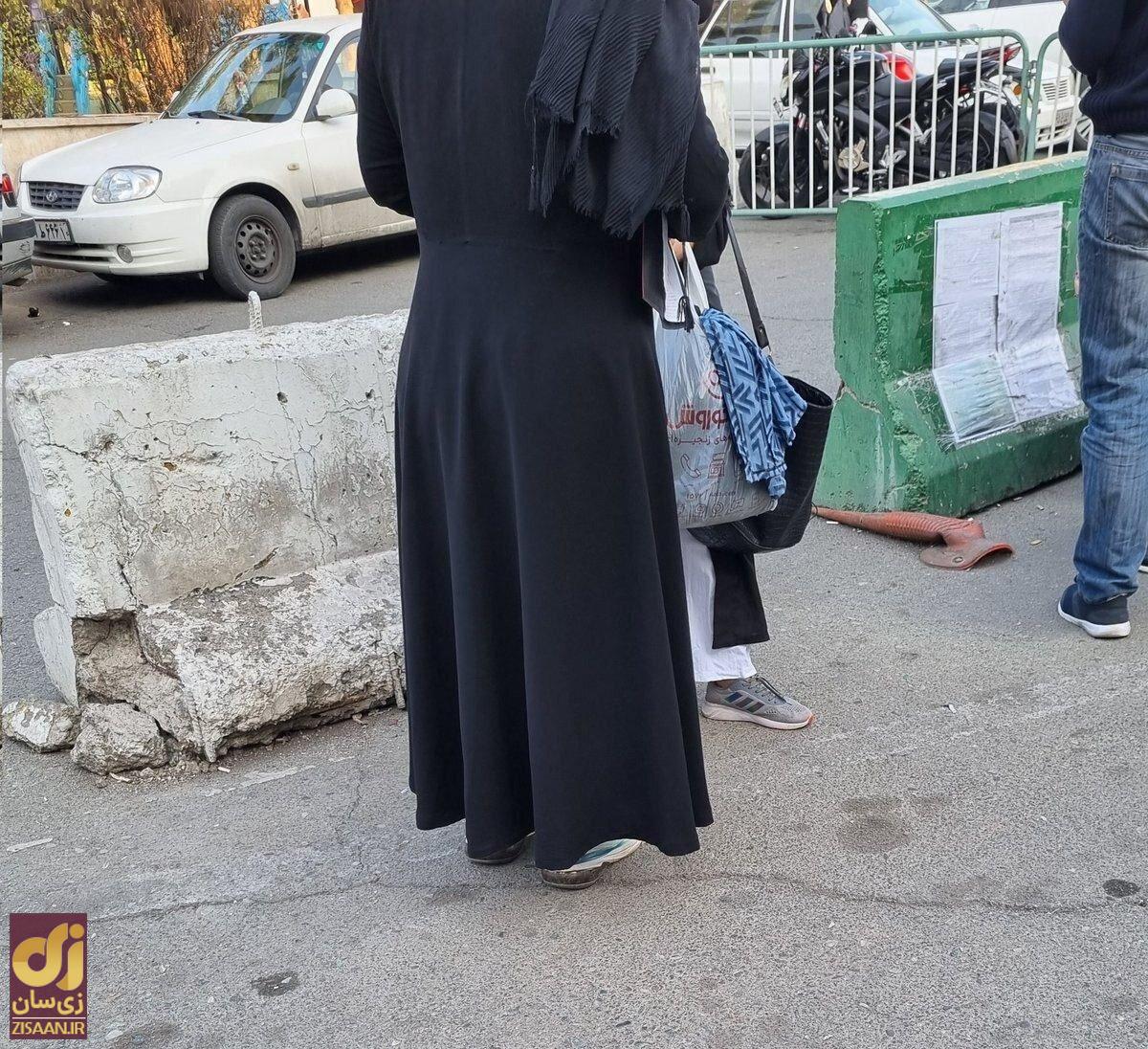 (عکس) یک شغل عجیب و جدید و پردرآمد در جلوی کلانتری!