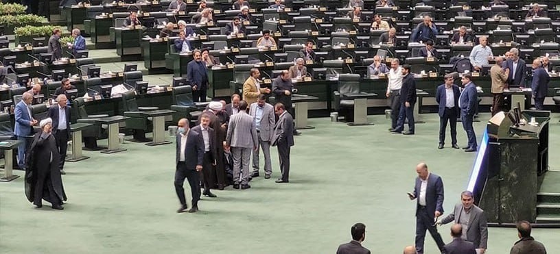 تحصن یک نماینده در صحن مجلس! تحصن یک نماینده در صحن مجلس!