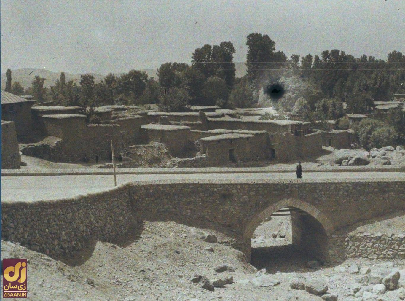 نمایی قدیمی از میدان تجریش در زمان قاجار که پل داشت و دار و درخت