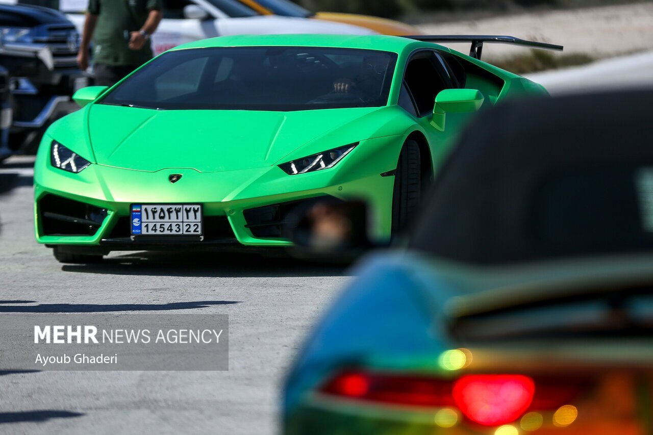 تصاویر رژه خودرو‌های لوکس در کیش