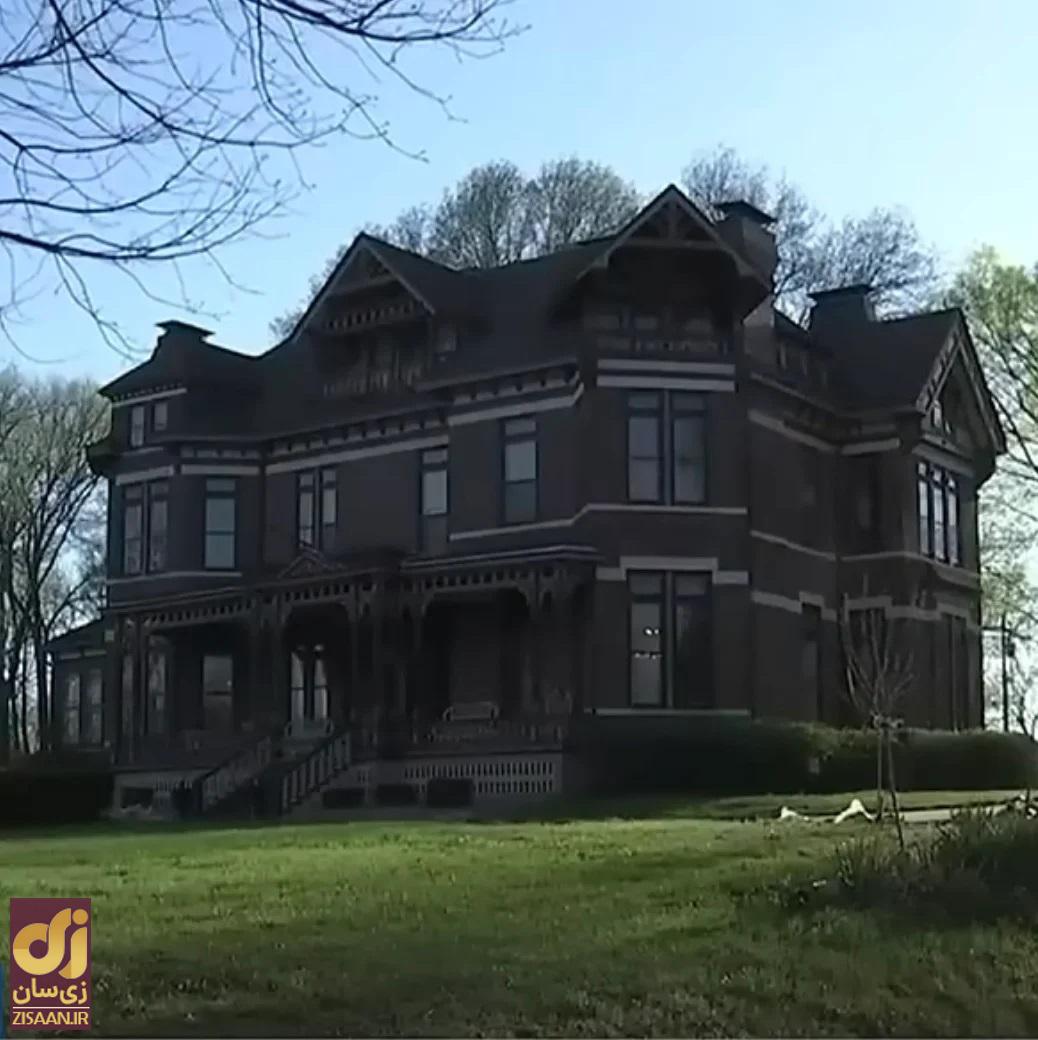 خانه سیاه و بزرگ قدیمی متعلق به قرن نوزده آمریکا