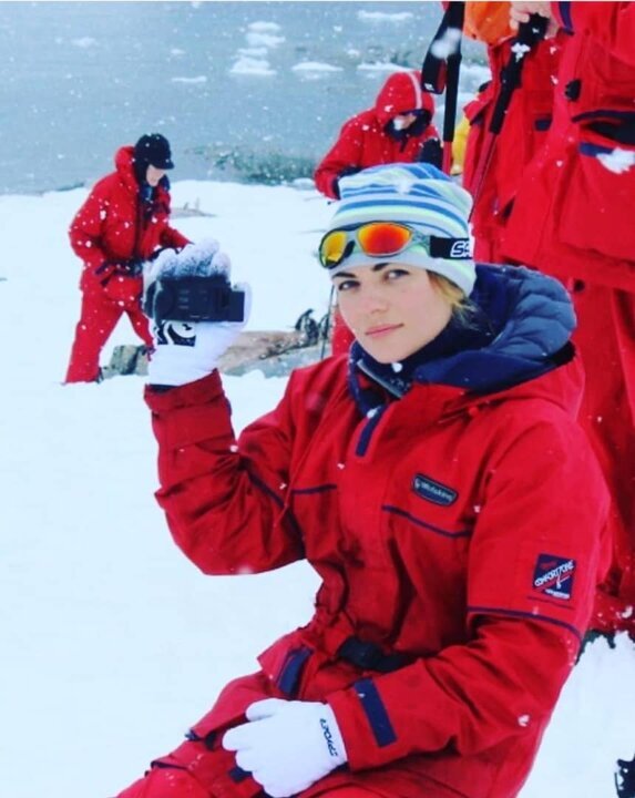 سوگل خلخالیان در قطب جنوب با لباس قرمزی در برف