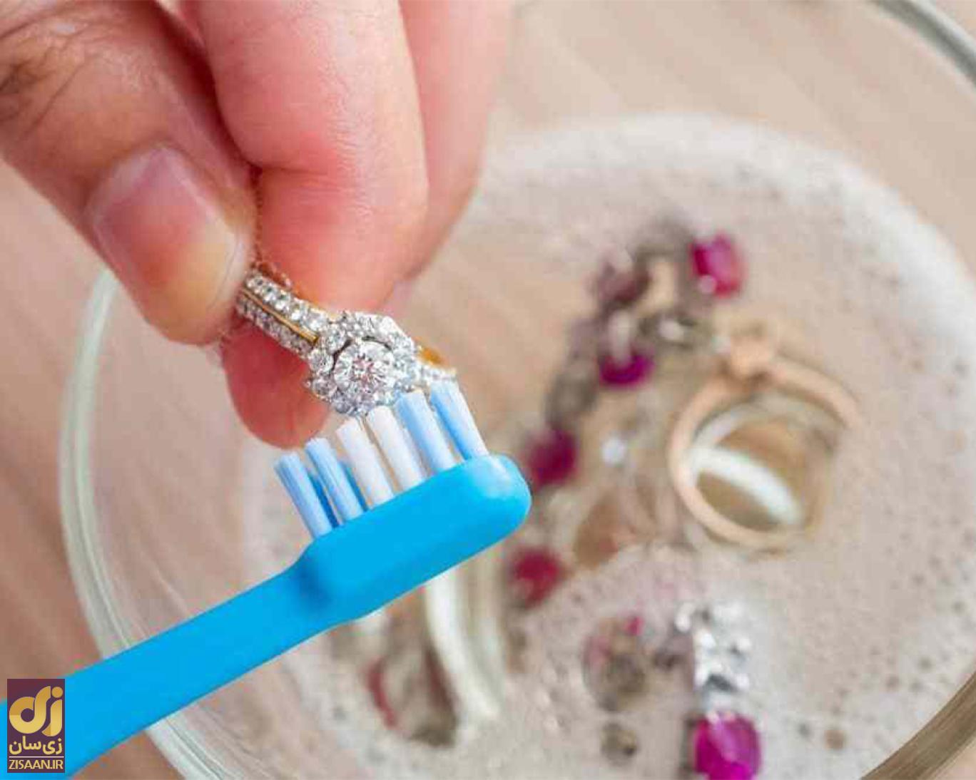 تمیز کردن طلا و جواهر با مسواک و جوش شیرین یا مایع ظرفشویی
