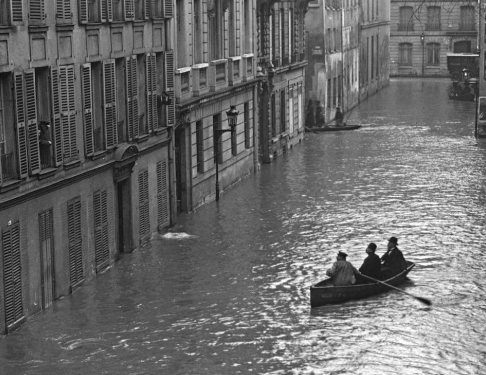 تصویری عجیب از سیل بزرگ پاریس در سال ۱۹۱۰