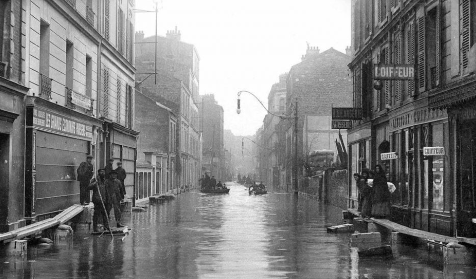 تصویری عجیب از سیل بزرگ پاریس در سال ۱۹۱۰