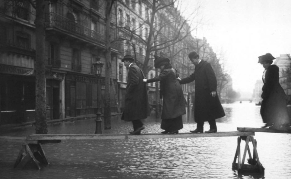 تصویری عجیب از سیل بزرگ پاریس در سال ۱۹۱۰