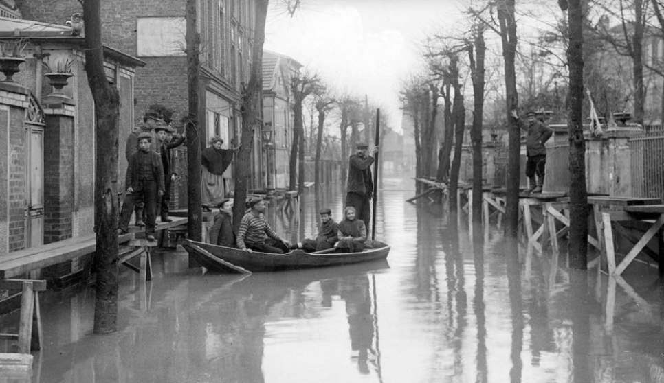 تصویری عجیب از سیل بزرگ پاریس در سال ۱۹۱۰