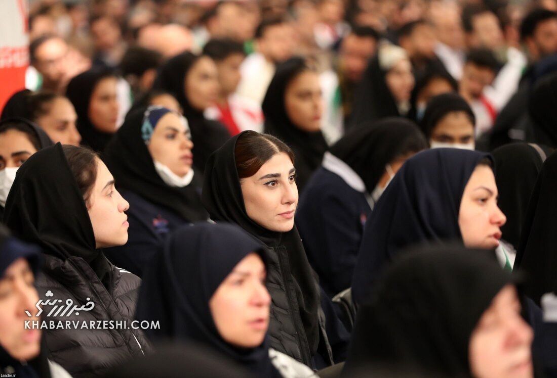 پوشش متفاوت ناهید کیانی در دیدار با رهبری